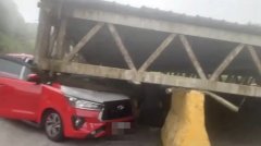 云顶巴士疑刹车失灵撞垮车